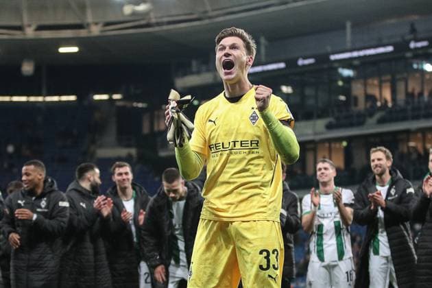 Bilder des Jahres 2024, Sport 12 Dezember Sport Themen der Woche KW51 Sport Bilder des Tages Fuer seine Parade kurz vor Schluss von den Fans gefeiert Moritz Nicolas (Borussia Moenchengladbach, 33), TSG 1899 Hoffenheim vs. Borussia Moenchengladbach, Fussball, 1. Bundesliga, 15. Spieltag, 2024 2025, 21.12.2024, DFL REGULATIONS PROHIBIT ANY USE OF PHOTOGRAPHS AS IMAGE SEQUENCES AND OR QUASI-VIDEO, TSG 1899 Hoffenheim vs. Borussia Moenchengladbach, Fussball, 1. Bundesliga, 15. Spieltag, 2024 2025, 21.12.2024 Sinsheim *** Celebrated by the fans for his save shortly before the end Moritz Nicolas Borussia Moenchengladbach, 33 , TSG 1899 Hoffenheim vs Borussia Moenchengladbach, Football, 1 Bundesliga, Matchday 15, 2024 2025, 21 12 2024, DFL REGULATES PROHIBIT ANY USE OF PHOTOGRAPHS AS IMAGE SEQUENCES AND OR QUASI VIDEO, TSG 1899 Hoffenheim vs Borussia Moenchengladbach, Football, 1 Bundesliga, Matchday 15, 2024 2025, 21 12 2024 Sinsheim Copyright: xEibner-Pressefoto JanxPrihodax EP_JPA