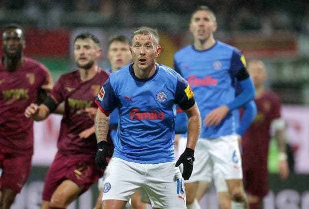Lewis Holtby Holstein Kiel Fussball, Herren, Saison 2024 2025, 1 Liga,Holstein Stadion Kiel, Holstein Kiel vs FC Augsburg, 5 1 DFL REGULATIONS PROHIBIT ANY USE OF PHOTOGRAPHS AS IMAGE SEQUENCES AND OR QUASI VIDEO