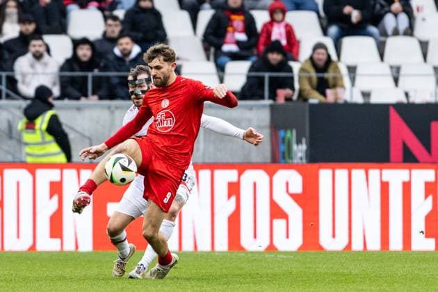 3 Liga Rot Weiss Essen VfB Stuttgart II 21 12 2024 Leonardo Vonic Rot Weiß Essen, 9 , Dominik Nothnagel VfB Stuttgart II, 29 3 Liga Rot Weiss Essen VfB Stuttgart II Essen, Stadion an der Hafenstrasse, 21 12 2024 DFB regulations prohibit any use of photographs as image sequences and or quazi video Copyright: xBEAUTIFULxSPORTS Buriakovx