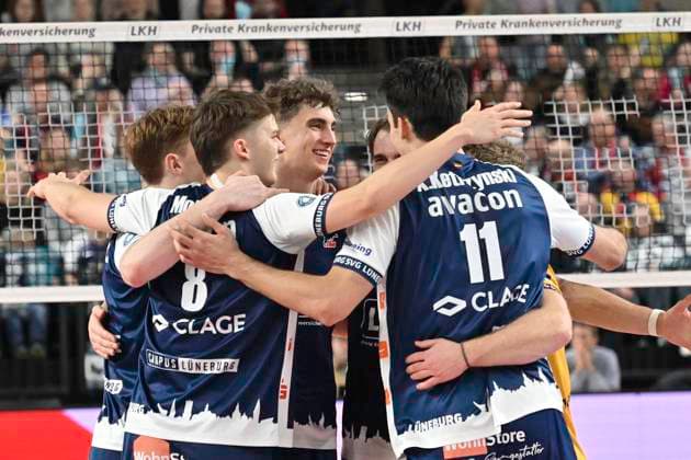 GER 1 VBL, SVG Lueneburg vs SWD powervolleys Dueren 21 12 2024, LKH Arena, Lueneburg, GER 1 VBL, SVG Lueneburg vs SWD powervolleys Dueren in the picture the Lueneburg team cheers nordphotoxGmbH xWitke nph00002