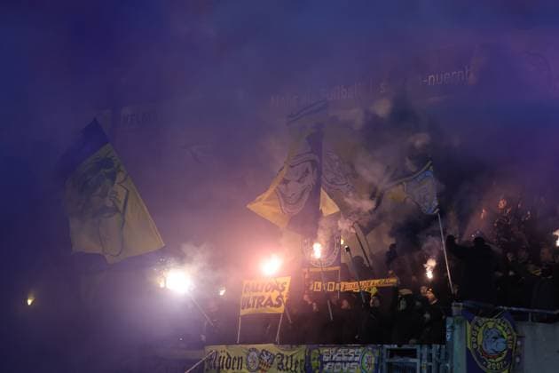 21 12 2024 Soccer Season 2024 2025 2 Soccer Bundesliga 17 Matchday 1 FC Nürnberg FCN Club Eintracht Braunschweig EBS BTSV Sportfoto Zink DaMa xdaxmax DFL regulations prohibit any use of photographs as image sequences and or quasi video only for editorial use Symbolbild Symbolfoto Feature Impression Pyrotechnik Pyro Bengalfackel Bengalfackeln Rauch im Gästeblock der Zuschauer Publikum Fans von Eintracht Braunschweig