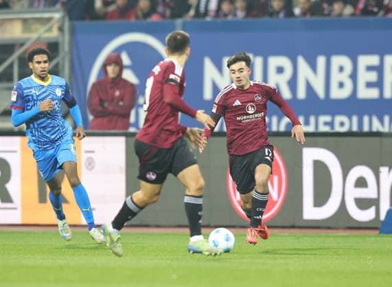 21 12 2024 Soccer season 2024 2025 2 Soccer Bundesliga 17 Matchday 1 FC Nürnberg FCN Club Eintracht Braunschweig EBS BTSV Sportfoto Zink DaMa xdaxmax DFL regulations prohibit any use of photographs as image sequences and or quasi video only for editorial use Jens Castrop 17, 1 FC Nürnberg FCN im Angriff