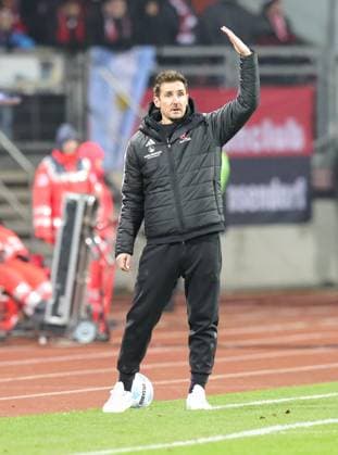 21 12 2024 Soccer season 2024 2025 2 Soccer Bundesliga 17 Matchday 1 FC Nürnberg FCN Club Eintracht Braunschweig EBS BTSV Sportfoto Zink DaMa xdaxmax DFL regulations prohibit any use of photographs as image sequences and or quasi video only for editorial use Miroslav Miro Klose Trainer 1 FC Nürnberg FCN indicates gestures directs gives instructions