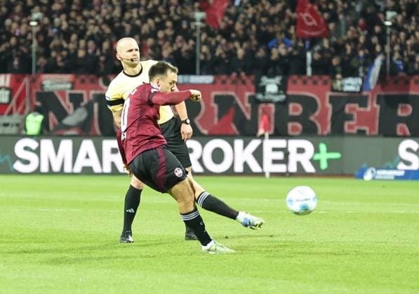 21 12 2024 Soccer Season 2024 2025 2 Soccer Bundesliga 17 Matchday 1 FC Nürnberg FCN Club Eintracht Braunschweig EBS BTSV Sportfoto Zink DaMa xdaxmax DFL regulations prohibit any use of photographs as image sequences and or quasi video only for editorial use Julian Justvan 10, 1 FC Nürnberg FCN with free kick