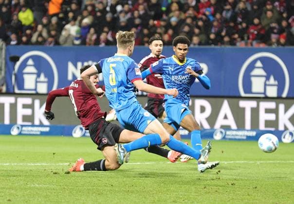 21 12 2024 Soccer Season 2024 2025 2 Soccer Bundesliga 17 Matchday 1 FC Nürnberg FCN Club Eintracht Braunschweig EBS BTSV Sportfoto Zink DaMa xdaxmax DFL regulations prohibit any use of photographs as image sequences and or quasi video only for editorial use Stefanos Tzimas 9, 1 FC Nürnberg FCN mit Torschuss gg Robert Ivanov 5, Eintracht Braunschweig BTSV EBS