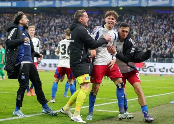 2 Liga Season 2024 2025 17 Matchday 21 12 2025 Hamburger SV SpVgg Greuther Fuerth at Volksparkstadion 5 0 Goal celebration f l AImmanuel Pherai Hamburger SV , Tom Mickel Hamburger SV , Otto Stange Hamburger SV , Davie Selke Hamburger SV DFL REGULATIONS PROHIBIT ANY USE OF PHOTOGRAPHS AS IMAGE SEQUENCES AND OR QUASI VIDEO Foto Michael Schwarz
