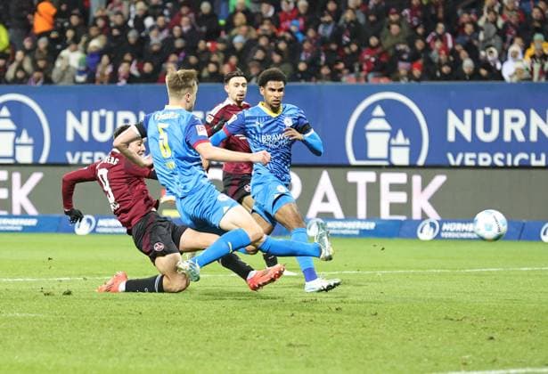 21 12 2024 Soccer Season 2024 2025 2 Soccer Bundesliga 17 Matchday 1 FC Nürnberg FCN Club Eintracht Braunschweig EBS BTSV Sportfoto Zink DaMa xdaxmax DFL regulations prohibit any use of photographs as image sequences and or quasi video only for editorial use Stefanos Tzimas 9, 1 FC Nürnberg FCN mit Torschuss gg Robert Ivanov 5, Eintracht Braunschweig BTSV EBS