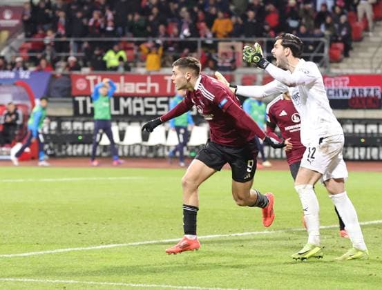 21 12 2024 Soccer Season 2024 2025 2 Soccer Bundesliga 17 Matchday 1 FC Nürnberg FCN Club Eintracht Braunschweig EBS BTSV Sportfoto Zink DaMa xdaxmax DFL regulations prohibit any use of photographs as image sequences and or quasi video only for editorial use Jubel Freude Torjubel nach Tor zum 1 0 Stefanos Tzimas 9, 1 FC Nuremberg FCN cheers happy goal scorer Stefanos Tzimas 9, 1 FC Nuremberg FCN Marko Johansson 12, Eintracht Braunschweig BTSV EBS disappointed disappointment