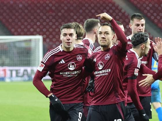 21 12 2024 Soccer Season 2024 2025 2 Soccer Bundesliga 17 Matchday 1 FC Nürnberg FCN Club Eintracht Braunschweig EBS BTSV Sportfoto Zink DaMa xdaxmax DFL regulations prohibit any use of photographs as image sequences and or quasi video only for editorial use Jubel Freude Torjubel nach Tor zum 1 0 Stefanos Tzimas 9, 1 FC Nürnberg FCN Julian Justvan 10, 1 FC Nürnberg FCN und Mannschaft Team jubelt freut sich Torschütze Stefanos Tzimas 9, 1 FC Nürnberg FCN