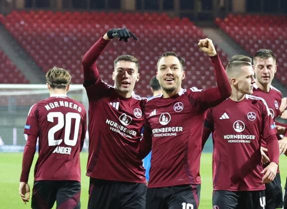 21 12 2024 Soccer Season 2024 2025 2 Soccer Bundesliga 17 Matchday 1 FC Nürnberg FCN Club Eintracht Braunschweig EBS BTSV Sportfoto Zink DaMa xdaxmax DFL regulations prohibit any use of photographs as image sequences and or quasi video only for editorial use Jubel Freude Torjubel nach Tor zum 1 0 Stefanos Tzimas 9, 1 FC Nürnberg FCN Julian Justvan 10, 1 FC Nürnberg FCN und Mannschaft Team jubelt freut sich Torschütze Stefanos Tzimas 9, 1 FC Nürnberg FCN
