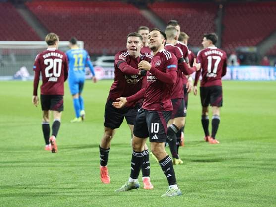 21 12 2024 Soccer Season 2024 2025 2 Soccer Bundesliga 17 Matchday 1 FC Nürnberg FCN Club Eintracht Braunschweig EBS BTSV Sportfoto Zink DaMa xdaxmax DFL regulations prohibit any use of photographs as image sequences and or quasi video only for editorial use Jubel Freude Torjubel nach Tor zum 1 0 Stefanos Tzimas 9, 1 FC Nürnberg FCN Julian Justvan 10, 1 FC Nürnberg FCN und Mannschaft Team jubelt freut sich Torschütze Stefanos Tzimas 9, 1 FC Nürnberg FCN