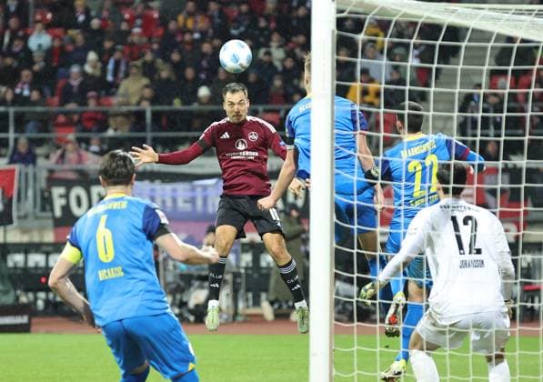 21 12 2024 Soccer Season 2024 2025 2 Soccer Bundesliga 17 Matchday 1 FC Nürnberg FCN Club Eintracht Braunschweig EBS BTSV Sportfoto Zink DaMa xdaxmax DFL regulations prohibit any use of photographs as image sequences and or quasi video only for editorial use Julian Justvan 10, 1 FC Nürnberg FCN with header