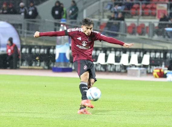 21 12 2024 Soccer Season 2024 2025 2 Soccer Bundesliga 17 Matchday 1 FC Nürnberg FCN Club Eintracht Braunschweig EBS BTSV Sportfoto Zink DaMa xdaxmax DFL regulations prohibit any use of photographs as image sequences and or quasi video only for editorial use Jens Castrop 17, 1 FC Nürnberg FCN mit Torschuss