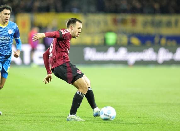 21 12 2024 Soccer Season 2024 2025 2 Soccer Bundesliga 17 Matchday 1 FC Nürnberg FCN Club Eintracht Braunschweig EBS BTSV Sportfoto Zink DaMa xdaxmax DFL regulations prohibit any use of photographs as image sequences and or quasi video only for editorial use Julian Justvan 10, 1 FC Nürnberg FCN spielt Pass Ball legt Ball vor