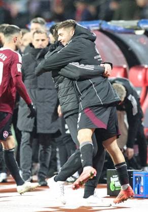 21 12 2024 Soccer season 2024 2025 2 Soccer Bundesliga 17 Matchday 1 FC Nürnberg FCN Club Eintracht Braunschweig EBS BTSV Sportfoto Zink DaMa xdaxmax DFL regulations prohibit any use of photographs as image sequences and or quasi video only for editorial use Jubel Freude nach Spielende Miroslav Miro Klose Trainer 1 FC Nürnberg FCN Stefanos Tzimas 9, 1 FC Nürnberg FCN embrace each other