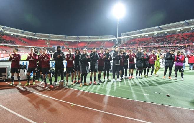 21 12 2024 Soccer Season 2024 2025 2 Soccer Bundesliga 17 Matchday 1 FC Nürnberg FCN Club Eintracht Braunschweig EBS BTSV Sportfoto Zink DaMa xdaxmax DFL regulations prohibit any use of photographs as image sequences and or quasi video only for editorial use Jubel Freude nach Spielende Mannschaft Team des FCN bedankt sich bei Clubfan Clubfans FCN Fans Fans