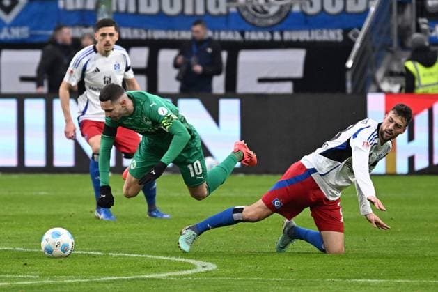 Football I Men I Season 2024 2025 I 2 Bundesliga I 17 Matchday I Hamburger SV SpVgg Greuther Fürth I 21 12 2024 v l Branimir Hrgota Fürth Jonas Meffert HSV Hamburg Hamburg Germany Copyright: xLOBECA NorbertxGettschatx