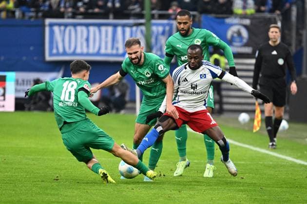 Soccer I Men I Season 2024 2025 I 2 Bundesliga I 17 Matchday I Hamburger SV SpVgg Greuther Fürth I 21 12 2024 f l Marco Meyerhöfer, Simon Asta and Marlon Mustapha all Fürth Jean Luc Dompe HSV Hamburg Hamburg Germany Copyright: xLOBECA NorbertxGettschatx