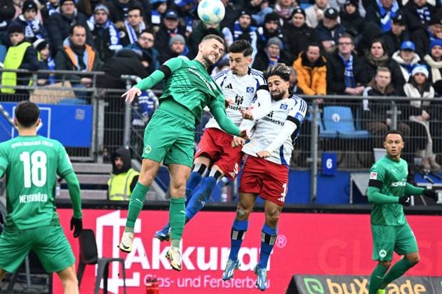 Soccer I Men I Season 2024 2025 I 2 Bundesliga I 17 Matchday I Hamburger SV SpVgg Greuther Fürth I 21 12 2024 v l Dennis Srbeny Fürth Dennis Hadzikadunic and Immanuel Pherai both HSV Hamburg Hamburg Germany Copyright: xLOBECA NorbertxGettschatx