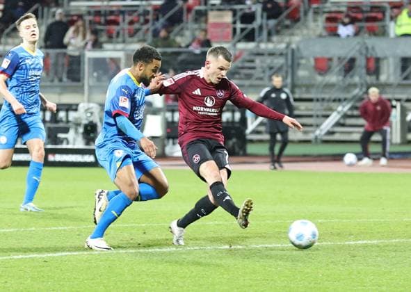 21 12 2024 Soccer Season 2024 2025 2 Soccer Bundesliga 17 Matchday 1 FC Nürnberg FCN Club Eintracht Braunschweig EBS BTSV Sportfoto Zink DaMa xdaxmax DFL regulations prohibit any use of photographs as image sequences and or quasi video only for editorial use Florian Pick 7, 1 FC Nürnberg FCN mit Torschuss