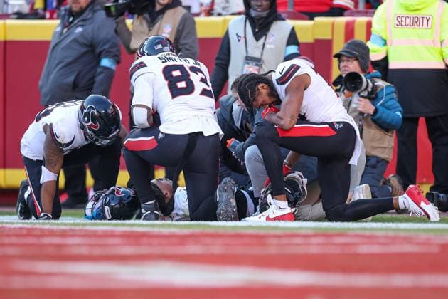 Bilder des Jahres 2024, Sport 12 Dezember Sport Themen der Woche KW51 Sport Bilder des Tages NFL, American Football Herren, USA 2024: Texans vs Chiefs DEC 21 December 21, 2024: Teammates and medical staff surround Houston Texans wide receiver Tank Dell (3), laying on the ground, during the second half against the Kansas City Chiefs at GEHA Field at Arrowhead Stadium in Kansas City, MO. David Smith CSM (Credit Image: Â David Smith Cal Media) Kansas City Mo United States of America EDITORIAL USE ONLY Copyright: xx ZUMA-20241221_zma_c04_204.jpg DavidxSmithx csmphotothree334990