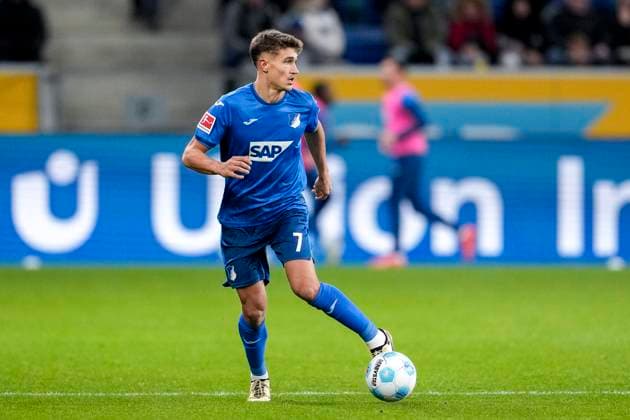 Tom Bischof Hoffenheim, 7 , on the ball, cropped, full body, single image, single photo, action, action, 21 12 2024, Sinsheim Germany , Soccer, Bundesliga, TSG 1899 Hoffenheim Borussia Mönchengladbach, DFB DFL REGULATIONS PROHIBIT ANY USE OF PHOTOGRAPHS AS IMAGE SEQUENCES AND OR QUASI VIDEO xozx