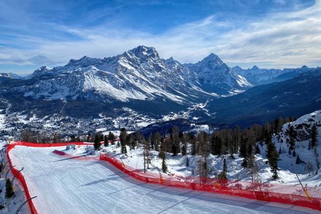 Scenic view of Tofana ski racing slope in Cortina d Ampezzo in Italy against Punta Sorapiss Mountain Cortina d Ampezzo, Italy - January 27, 2023: Scenic view of Tofana ski racing World Cup slope in Cortina d Ampezzo in Italy against snow covered Punta Sorapiss Mountain (middle) and Antelao (right) against blue sky with clouds (License=RF) 22522797 Copyright: xZoonar.com FabianxMesebergx 22522797