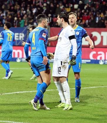 21 12 2024 Soccer Season 2024 2025 2 Soccer Bundesliga 17 Matchday 1 FC Nürnberg FCN Club Eintracht Braunschweig EBS BTSV Sportfoto Zink DaMa xdaxmax DFL regulations prohibit any use of photographs as image sequences and or quasi video only for editorial use Jannis Nikolaou 4, Eintracht Braunschweig BTSV EBS Marko Johansson 12, Eintracht Braunschweig BTSV EBS Robert Ivanov 5, Eintracht Braunschweig BTSV EBS klatschen ab