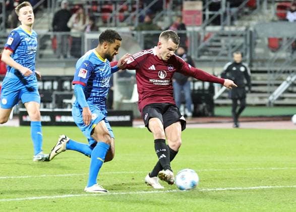 21 12 2024 Soccer Season 2024 2025 2 Soccer Bundesliga 17 Matchday 1 FC Nürnberg FCN Club Eintracht Braunschweig EBS BTSV Sportfoto Zink DaMa xdaxmax DFL regulations prohibit any use of photographs as image sequences and or quasi video only for editorial use Florian Pick 7, 1 FC Nürnberg FCN mit Torschuss