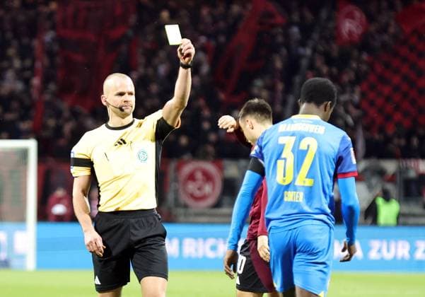 21 12 2024 Soccer Season 2024 2025 2 Soccer Bundesliga 17 Matchday 1 FC Nürnberg FCN Club Eintracht Braunschweig EBS BTSV Sportfoto Zink DaMa xdaxmax DFL regulations prohibit any use of photographs as image sequences and or quasi video only for editorial use Christian Joe Conteh 32, Eintracht Braunschweig BTSV EBS sees yellow card yellow