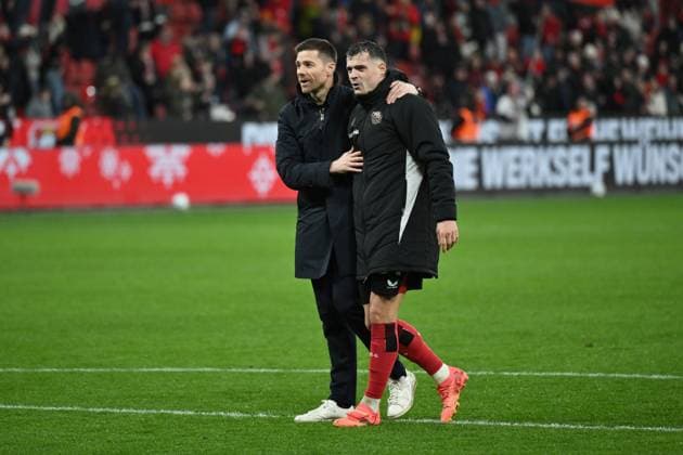 Trainer Xabier Alonso (Bayer 04 Leverkusen), Xabi Alonso, li., und Granit Xhaka (Bayer 04 Leverkusen) nach dem Spiel 21.12.2024, Fussball 1. Bundesliga, 15. Spieltag, Saison 2024 2025 Bayer 04 Leverkusen - SC Freiburg 5:1 Leverkusen BayArena Nordrhein Westfalen Deutschland *** Coach Xabier Alonso Bayer 04 Leverkusen , Xabi Alonso, left, and Granit Xhaka Bayer 04 Leverkusen after the match 21 12 2024, Soccer 1 Bundesliga, Matchday 15, Season 2024 2025 Bayer 04 Leverkusen SC Freiburg 5 1 Leverkusen BayArena Nordrhein Westfalen Germany Team2