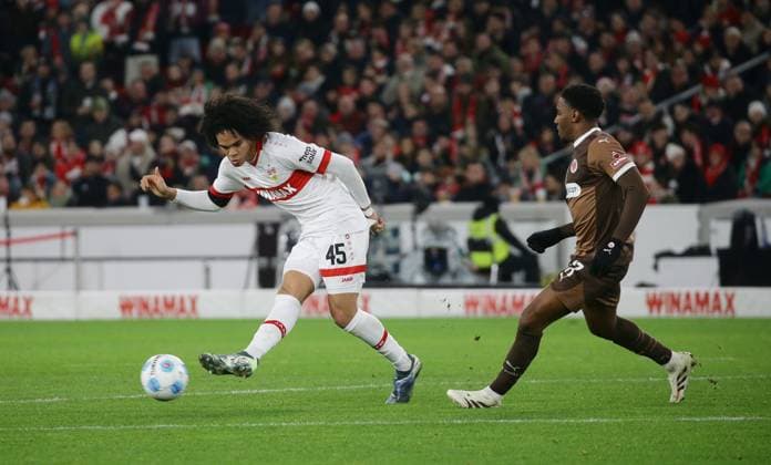 21 12 2024, Germany, Stuttgart, Soccer Bundesliga, Season 2024 2025, VfB Stuttgart, vs FC St Pauli, from left Anrie Chase VfB Oladapo Afolayan Pauli According to the regulations of the DFL Deutsche Fußball Liga, it is prohibited to use or have used photographs taken in the stadium and or of the match in the form of sequential images and or video-like photo series