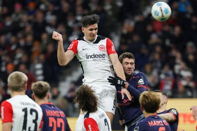 2024 12 21 xJAx Soccer 1 Bundesliga Eintracht Frankfurt 1 FSV Mainz 05 v l , header Igor Matanovic Eintracht Frankfurt , Stefan Bell 1 FSV Mainz 05 DFL DFB REGULATIONS PROHIBIT ANY USE OF PHOTOGRAPHS as IMAGE SEQUENCES and or QUASI VIDEO Copyright: JoaquimxFerreira
