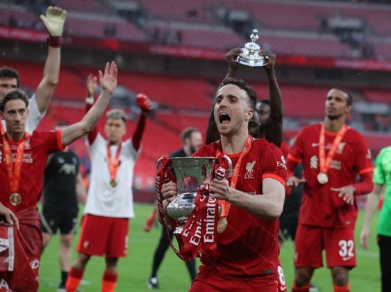 Chelsea v Liverpool - Emirates FA Cup - Final - Wembley Stadium May 14, 2022, London, United Kingdom: London, England, 14th May 2022. Diogo Jota of Liverpool with the FA Cup trophy during the Emirates FA Cup match at Wembley Stadium, London. London United Kingdom EDITORIAL USE ONLY Copyright: xx ZUMA-20220514_zaf_si1_417.jpg PaulxTerryx csmphototwo913415