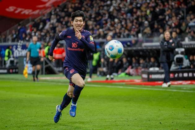 Hyun seok Hong 1 FSV Mainz, 14 on the ball , Football, 1 Bundesliga, 15 Matchday, 2024 2025, Eintracht Frankfurt vs 1 FSV Mainz, 21 12 2024, Deutsche Bank Park, Frankfurt am Main, Germany DFL REGULATIONS PROHIBIT ANY USE OF PHOTOGRAPHS AS IMAGE SEQUENCES AND OR QUASI VIDEO Frankfurt am Main Deutsche Bank Park Hessen Germany Copyright: xGrantxHubbsx