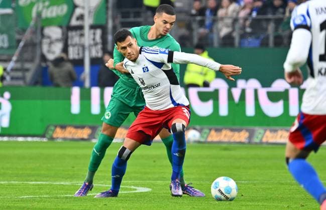 21 12 2024 Soccer Season 2024 2025 2 Soccer Bundesliga 17 Matchday Hamburger SV HSV Hamburg SpVgg Greuther Fürth Kleeblatt Sportfoto Zink xwoxzix DFL regulations prohibit any use of photographs as image sequences and or quasi video only for editorial use Davie Selke 27, Hamburger SV HSV vor Maximilian Solomon Dietz 33, SpVgg Greuther Fürth