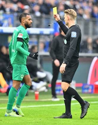 21 12 2024 Soccer Season 2024 2025 2 Soccer Bundesliga 17 Matchday Hamburger SV HSV Hamburg SpVgg Greuther Fürth Kleeblatt Sportfoto Zink xwoxzix DFL regulations prohibit any use of photographs as image sequences and or quasi video only for editorial use Timo Gerach Referee shows Marlon Mustapha 8, SpVgg Greuther Fürth yellow card yellow