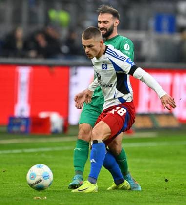 21 12 2024 Soccer Season 2024 2025 2 Soccer Bundesliga 17 Matchday Hamburger SV HSV Hamburg SpVgg Greuther Fürth Kleeblatt Sportfoto Zink xwoxzix DFL regulations prohibit any use of photographs as image sequences and or quasi video only for editorial use Miro Muheim 28, Hamburger SV HSV before Simon Asta 2, SpVgg Greuther Fürth