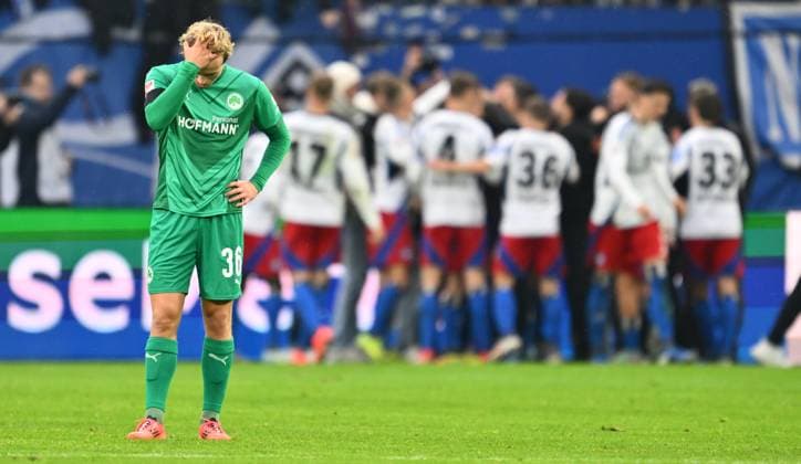 21 12 2024 Soccer season 2024 2025 2 Soccer Bundesliga 17 Matchday Hamburger SV HSV Hamburg SpVgg Greuther Fürth Kleeblatt Sportfoto Zink xwoxzix DFL regulations prohibit any use of photographs as image sequences and or quasi video only for editorial use Philipp Müller 36, SpVgg Greuther Fürth disappointed disappointment