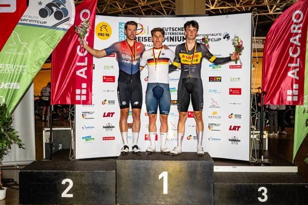 KLUGE Roger, TEUTENBERG Tim Torn, JOCHUM Ben Felix DM Omnium 2024 Frankfurt Oder KLUGE Roger GER rad net Oßwald Second Place TEUTENBERG Tim Torn GER Lidl Trek Development Team Winner First Place JOCHUM Ben Felix GER Lotto Kern Haus PSD Bank Third Place Award Ceremony Medal Ceremony Podium Landscape horizontal Landscape Event Event DM Omnium 2024 German Championship Category Category Cycling Track Cycling National Championship Omnium Elite Men Location Location Europe Germany Brandenburg Märkisch Oderland Frankfurt Oder Oderlandhalle Discipline Omnium Distance m Date Date 21 12 2024 Saturday Day 2