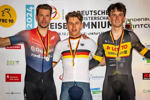 KLUGE Roger, TEUTENBERG Tim Torn, JOCHUM Ben Felix DM Omnium 2024 Frankfurt Oder KLUGE Roger GER rad net Oßwald Second Place TEUTENBERG Tim Torn GER Lidl Trek Development Team Winner First Place JOCHUM Ben Felix GER Lotto Kern Haus PSD Bank Third Place Award Ceremony Medal Ceremony Podium Landscape horizontal Landscape Event Event DM Omnium 2024 German Championship Category Category Cycling Track Cycling National Championship Omnium Elite Men Location Location Europe Germany Brandenburg Märkisch Oderland Frankfurt Oder Oderlandhalle Discipline Omnium Distance m Date Date 21 12 2024 Saturday Day 2