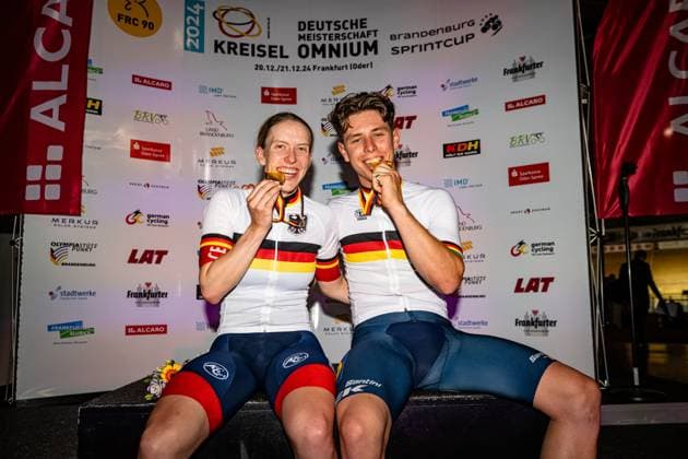 BRAUßE Franziska, TEUTENBERG Tim Torn DM Omnium 2024 Frankfurt Oder BRAUßE Franziska GER CERATIZIT WNT Pro Cycling Team Winner First Place TEUTENBERG Tim Torn GER Lidl Trek Development Team Winner First Place Award Ceremony Medal Ceremony Podium Landscape horizontal Landscape Event Event DM Omnium 2024 German Championship Category Category Cycling Track Cycling National Championship Omnium Elite Men Location Location Europe Germany Brandenburg Märkisch Oderland Frankfurt Oder Oderlandhalle Discipline Omnium Distance m Date Date 21 12 2024 Saturday Day 2