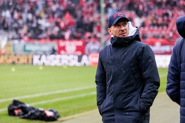 2 Fußball Bundesliga 1 FC Kaiserslautern 1 FC Köln 22 12 2024 Pitch inspection Gerhard Struber Trainer 1 FC Köln 2 Fußball Bundesliga, 1 FC Kaiserslautern 1 FC Köln, Kaiserslautern, Fritz Walter Stadion am 22 12 2024 DFL REGULATIONS PROHIBIT ANY USE OF PHOTOGRAPHS AS IMAGE SEQUENCES AND OR QUASI VIDEO Copyright: xBEAUTIFULxSPORTS Wunderlx