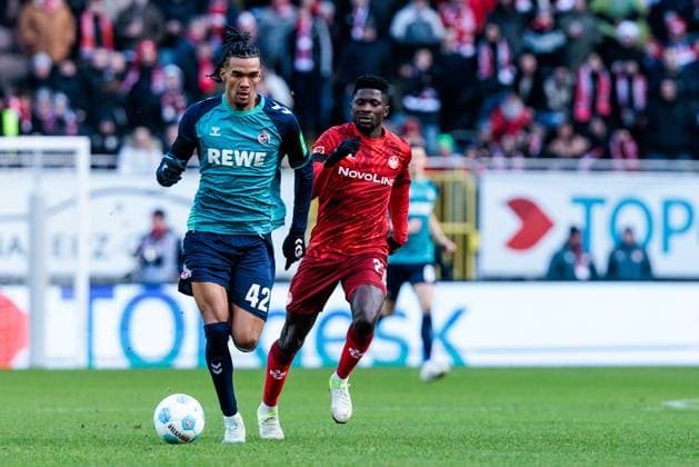 2 Soccer Bundesliga 1 FC Kaiserslautern 1 FC Köln 22 12 2024 duel Damion Downs 1 FC Köln, 42 , Afeez Aremu 1 FC Kaiserslautern, 23 2 Soccer Bundesliga, 1 FC Kaiserslautern 1 FC Köln, Kaiserslautern, Fritz Walter Stadion on 22 12 2024 DFL REGULATIONS PROHIBIT ANY USE OF PHOTOGRAPHS AS IMAGE SEQUENCES AND OR QUASI VIDEO Copyright: xBEAUTIFULxSPORTS Wunderlx