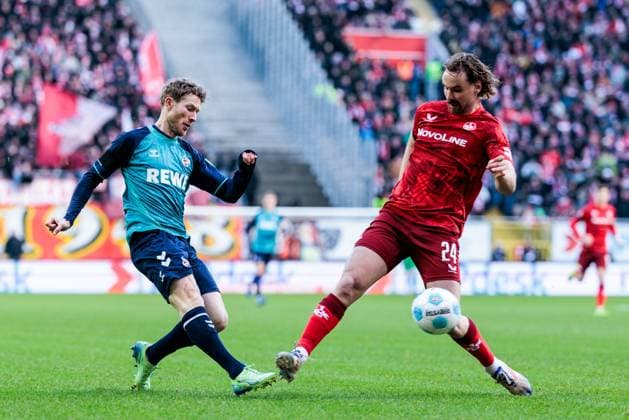 2 Soccer Bundesliga 1 FC Kaiserslautern 1 FC Köln 22 12 2024 duel Florian Kainz 1 FC Köln, 11 , Jannis Heuer 1 FC Kaiserslautern, 24 2 Soccer Bundesliga, 1 FC Kaiserslautern 1 FC Köln, Kaiserslautern, Fritz Walter Stadium on 22 12 2024 DFL REGULATIONS PROHIBIT ANY USE OF PHOTOGRAPHS AS IMAGE SEQUENCES AND OR QUASI VIDEO Copyright: xBEAUTIFULxSPORTS Wunderlx