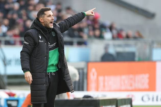 2 Bundesliga Hannover 06 Hertha BSC Berlin on 22 12 2024 at the HDI Arena in Hannover Coach Stefan Leitl Hannover gives loud instructions MH