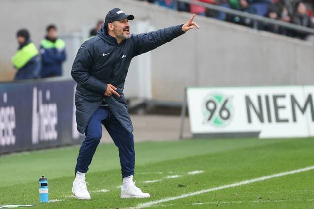 2 Bundesliga Hannover 06 Hertha BSC Berlin on 22 12 2024 at the HDI Arena in Hannover Coach Cristian Fiel Hertha gives loud instructions MH