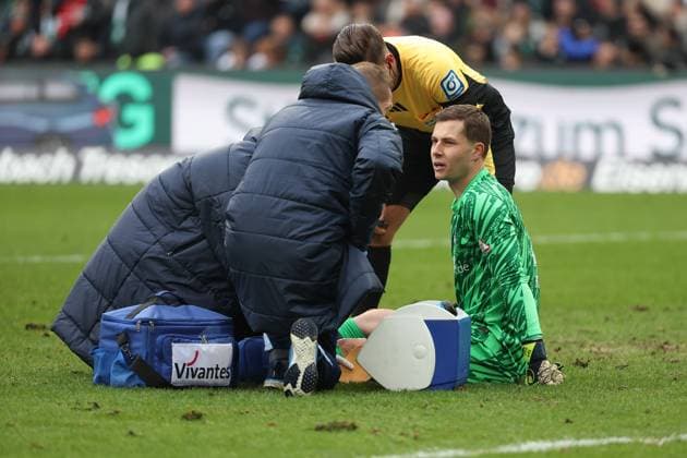 2 Bundesliga Hannover 06 Hertha BSC Berlin on 22 12 2024 at the HDI Arena in Hannover Goalkeeper Tjark Ernst Hertha 1 is treated MH