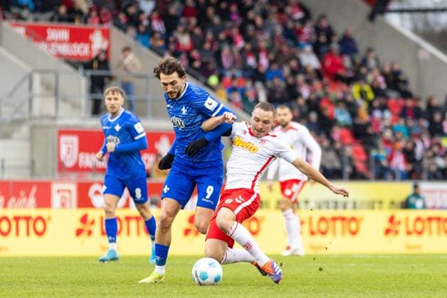 22 12 2024, Soccer, GER, Season, 2 Liga, Season 2024 2025, 17 Matchday, SSV Jahn Regensburg SV Darmstadt 98 Fraser Hornby vs Andreas Geipl SSV Jahn DFL REGULATIONS PROHIBIT ANY USE OF PHOTOGRAPHS AS IMAGE SEQUENCES AND OR QUASI VIDEO Regensburg Bayern Germany Jahnstadion Regensburg