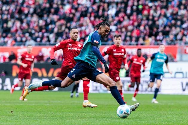 2 Soccer Bundesliga 1 FC Kaiserslautern 1 FC Köln 22 12 2024 Damion Downs 1 FC Köln, 42 shoots, on the ball 2 Soccer Bundesliga, 1 FC Kaiserslautern 1 FC Köln, Kaiserslautern, Fritz Walter Stadion on 22 12 2024 DFL REGULATIONS PROHIBIT ANY USE OF PHOTOGRAPHS AS IMAGE SEQUENCES AND OR QUASI VIDEO Copyright: xBEAUTIFULxSPORTS Wunderlx